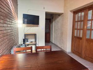 Μια τηλεόραση ή/και κέντρο ψυχαγωγίας στο Habitación baño privado externo casa 6 ambientes inmejorable ubicación