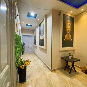 un pasillo con una mesa y una pintura en la pared en Hostgram Home - Talaat Harb Square, en El Cairo