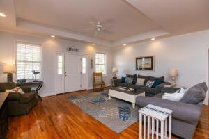 ein Wohnzimmer mit Sofa und Tisch in der Unterkunft Suite Caroline in Edisto Island