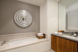 een badkamer met een badkuip en een wastafel bij Tropical Oceanview Condo Punta Mita in Punta Mita +20 foto's
