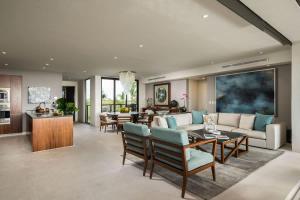 een woonkamer met een bank en een tafel bij Tropical Oceanview Condo Punta Mita in Punta Mita