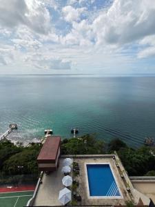 een uitzicht op de oceaan vanuit een resort met een zwembad bij Flat Sol Victoria Marina Vista Mar in Salvador