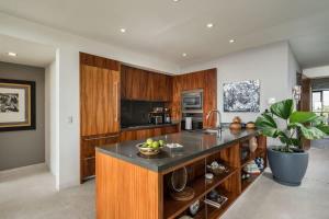 een keuken met een kookeiland waarop een fruitschaal staat bij Tropical Oceanview Condo Punta Mita in Punta Mita