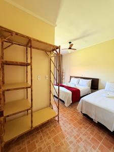 Ένα ή περισσότερα κρεβάτια σε δωμάτιο στο Montinni Pousada +35 φωτογραφίες