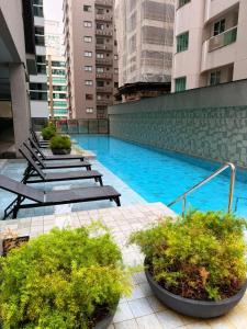 Bazén v ubytování Seu Refúgio de Luxo a Passos do Mar em Itapema nebo v jeho okolí