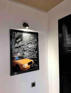 una foto de un coche colgando de una pared en Moderne appartement in a good location, en Casablanca