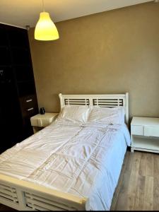 1 dormitorio con 1 cama blanca grande y luz en Moderne appartement in a good location, en Casablanca