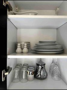 un estante con platos y utensilios en una nevera en Moderne appartement in a good location, en Casablanca
