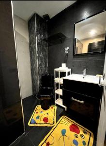 卡萨布兰卡Moderne appartement in a good location的浴室里有洗手池、马桶和镜子。