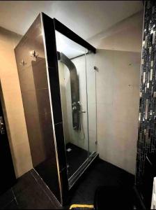 卡萨布兰卡Moderne appartement in a good location的带玻璃门淋浴间的浴室 更多8张照片