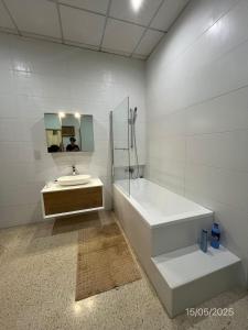 Phòng tắm tại Master Suite with Kingsize Bed and Ensuite