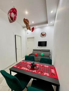 een woonkamer met een tafel en een bank bij Marghe Luxury Home in Napels
