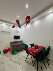 een woonkamer met een tafel en een bank bij Marghe Luxury Home in Napels +10 foto's