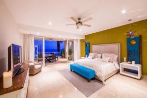 Postelja oz. postelje v sobi nastanitve Luxury Beachfront Condo Ocean View & Infinity Pool