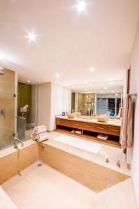 Predel za sedenje v nastanitvi Luxury Beachfront Condo Ocean View & Infinity Pool