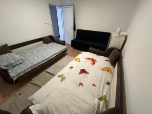 una pequeña habitación con una cama y un sofá en Apartmani Classic NP, en Novi Pazar 1 foto más
