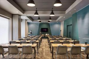 El área de trabajo o centro de convenciones de MOXY Tokyo Kinshicho