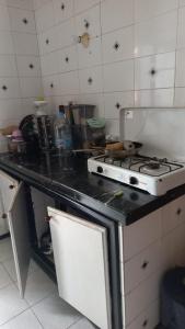 una cocina con estufa y encimera en Chambre paisible et romantique, en Tánger
