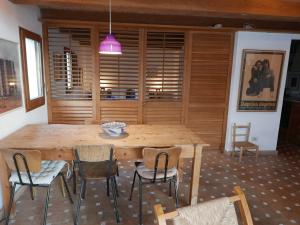 Un comedor con mesa y sillas de madera. en Cadaqués Wonderful views central and calm tree house, en Cadaqués 28 fotos más