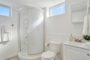 Ένα μπάνιο στο Cheerful 3-Bedroom House in Downtown Annapolis +20 φωτογραφίες