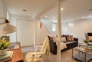 Χώρος καθιστικού στο Cheerful 3-Bedroom House in Downtown Annapolis
