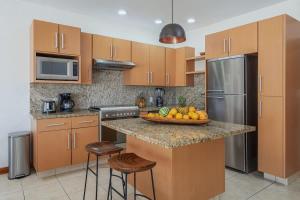 Köök või kööginurk majutusasutuses Faro de Mita Luxe 3BR Condo & Ocean Views