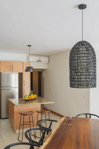 Köök või kööginurk majutusasutuses Faro de Mita Luxe 3BR Condo & Ocean Views