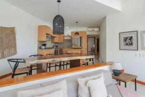 Köök või kööginurk majutusasutuses Faro de Mita Luxe 3BR Condo & Ocean Views