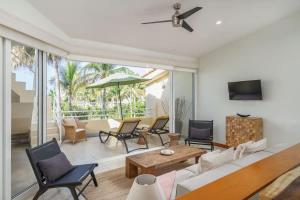 Televiisor ja/või meelelahutuskeskus majutusasutuses Faro de Mita Luxe 3BR Condo & Ocean Views +30 fotot