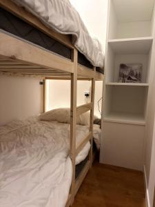 een slaapkamer met twee stapelbedden in een kamer bij Cosy Arc 1950, Ski-in Ski-out with Interior Swimming Pool, Sauna & Hammam in Arc 1950
