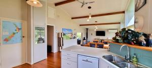 una cocina con fregadero y encimera en Quiet cul de sac, close to Abel Tasman, en Motueka