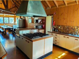 Kuchyň nebo kuchyňský kout v ubytování Currawong Lodge