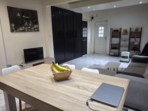 TV a/nebo společenská místnost v ubytování Maison avec Jardin Sucy-en-brie