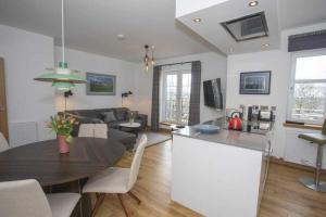 TV a/nebo společenská místnost v ubytování Royal Gardens Apartment 11