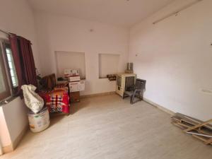 TV a/nebo společenská místnost v ubytování Goyal Sadan