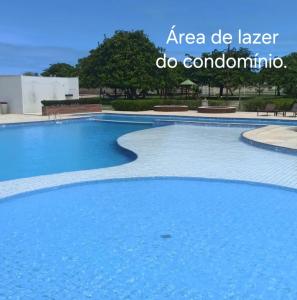 a large pool of blue water with the words area de laser do condomino at Casa Canoa Aracati in Aracati