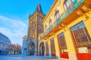 um grande edifício com uma torre numa cidade em Soukromý pokoj v centru C2 em Praga mais 30 fotografias