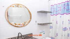 ein Badezimmer mit Spiegel und Waschbecken in der Unterkunft Pouso da Pardoca in Santa Cruz