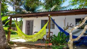ein Zimmer mit einer Hängematte vor einem Haus in der Unterkunft Pouso da Pardoca in Santa Cruz