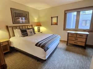 Ένα ή περισσότερα κρεβάτια σε δωμάτιο στο Cozy 1 bed end unit ski in ski out condo +34 φωτογραφίες