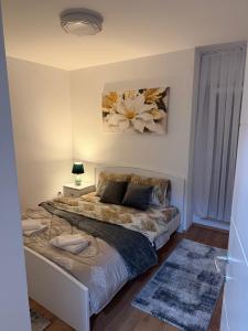 Una cama o camas en una habitación de Apartment B&D