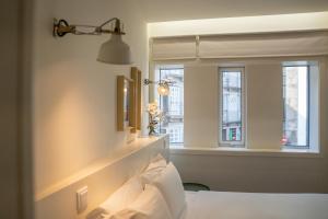 a bedroom with a bed and a window at Oporto Riverside Rooftop in Porto