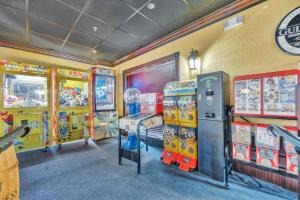 Vineland2BR Fireworks View with Pool & Spa 5 Minutes to Disney的一间在商店里设有两台街机的房间