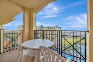 Vineland2BR Fireworks View with Pool & Spa 5 Minutes to Disney的带桌椅的阳台，可欣赏美景