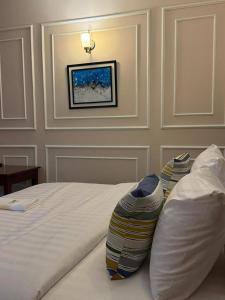 un dormitorio con una cama con dos almohadas. en Serene stays, en Karachi