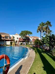 Swimmingpoolen hos eller tæt på Apartamento La Barrosa - Aldea del Coto