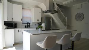 Nhà bếp/bếp nhỏ tại Water View - Modern Cottage in Niagara-on-the-Lake