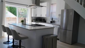 Nhà bếp/bếp nhỏ tại Water View - Modern Cottage in Niagara-on-the-Lake