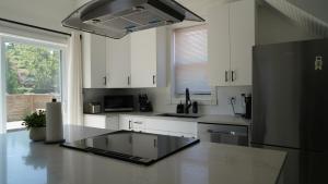 Nhà bếp/bếp nhỏ tại Water View - Modern Cottage in Niagara-on-the-Lake