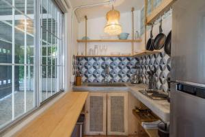 una cocina con fregadero y una ventana grande en Cozy Studio Steps from Beach & Surf, en Punta Mita
